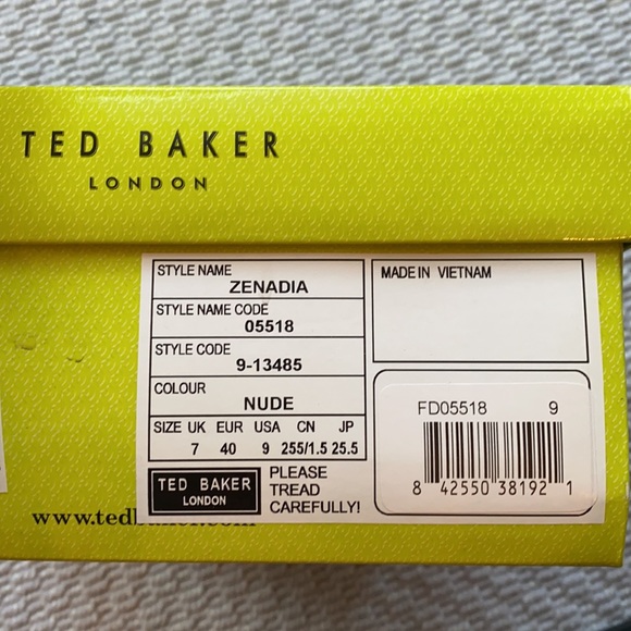 Ted Baker, kitten heeled, patent leather shoes - Picture 4 of 4